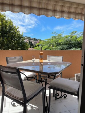 Outdoor dining - Apartment downtown port beach (Cavalaire-sur-Mer)
