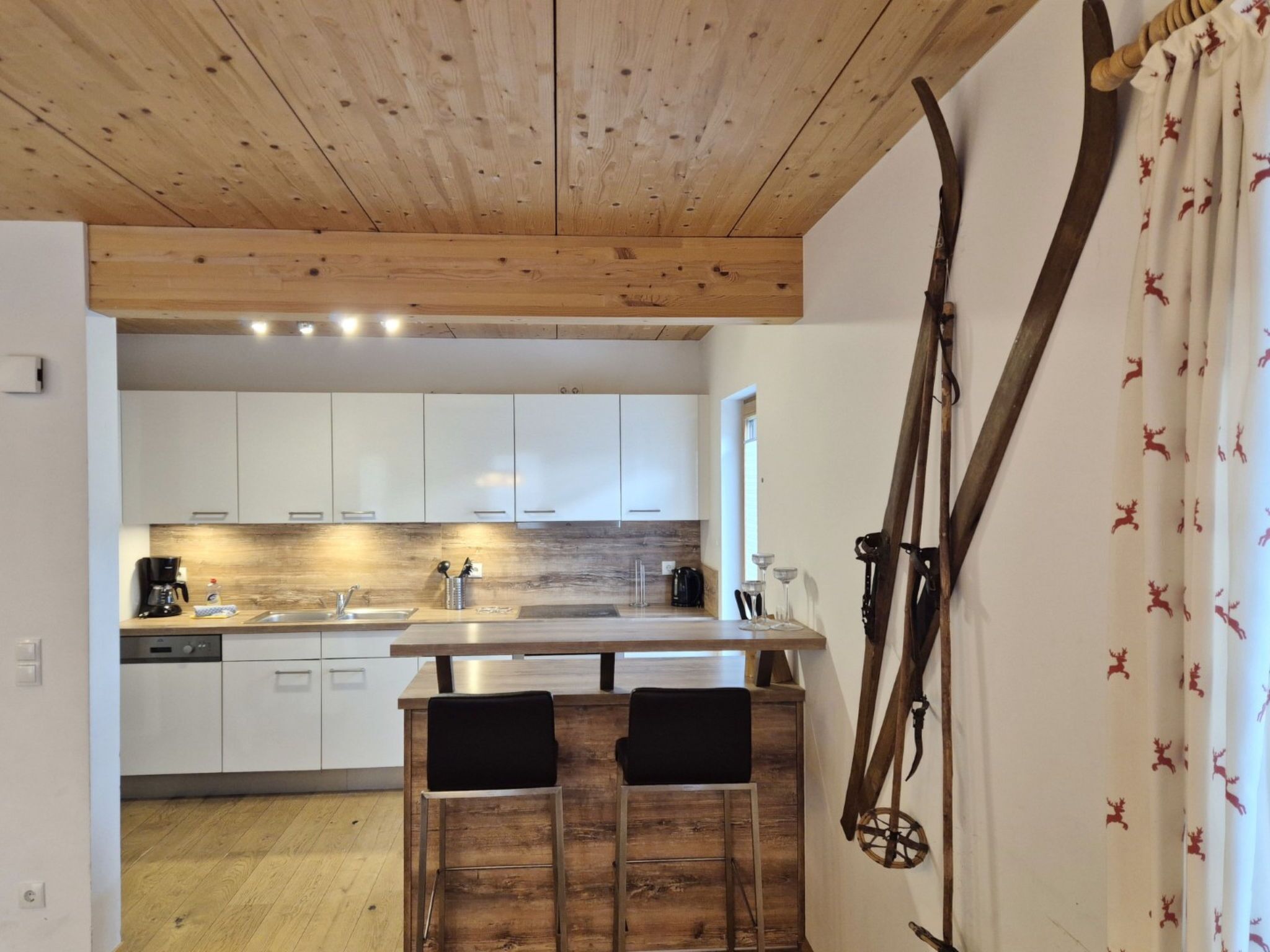 Fridge, oven, dishwasher, cookware/dishes/utensils