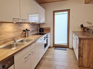 Fridge, oven, dishwasher, cookware/dishes/utensils - 5_NID - Noriker Chalet by Interhome (Niedernsill)