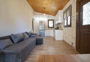 TV, ping pong - Ikarion Village Home by RentalsPro (Skala Fourkas)