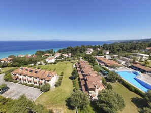 En kystferie med villaer, en swimmingpool og havudsigt.