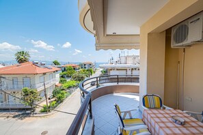 Outdoor dining - Anastasia Sea View Apartment by RentalsPro (Nea Potidaia)