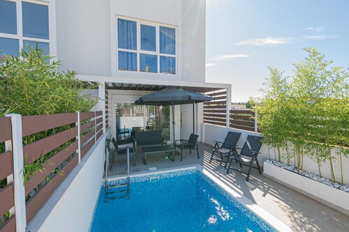 Aurora Maisonette by RentalsPro
