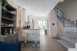 Interior - Aurora Maisonette by RentalsPro (Kallithea)