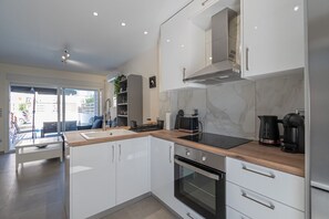 Fridge, oven, coffee/tea maker - Aurora Maisonette by RentalsPro (Kallithea)