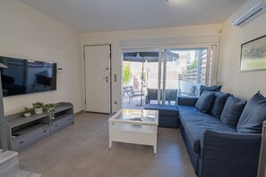 TV - Aurora Maisonette by RentalsPro (Kallithea)