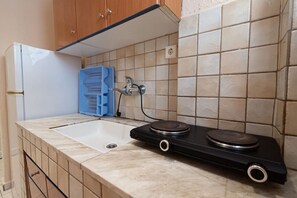 Fridge, cookware/dishes/utensils - Poseidon Edge No9 by RentalsPro - Kallithea (Kallithea)