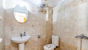 Un bagno con lavandino, WC e doccia.