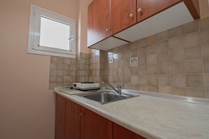 Fridge, cookware/dishes/utensils
