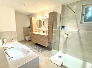 Shower, hair dryer, towels, soap - 4-bed 3.5-bath Villa, Pool, Close to Callian- Pays de Fayence (Callian)
