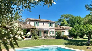 A two-story house with a swimming pool, surrounded by greenery and a clear blue sky. - 4-bed 3.5-bath Villa, Pool, Close to Callian- Pays de Fayence (Callian)