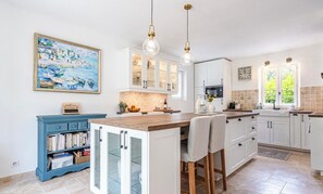 Microwave, oven, stovetop, dishwasher - 4-bed 3.5-bath Villa, Pool, Close to Callian- Pays de Fayence (Callian)