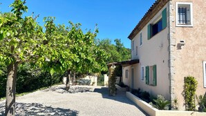 A building with a stone facade, a gravel driveway, and a tree-lined path. - 4-bed 3.5-bath Villa, Pool, Close to Callian- Pays de Fayence (Callian)