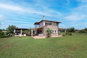 Exterior - Alex & Billy House by  RentalsPro Services (Flogita)