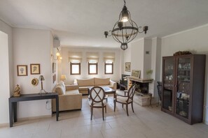 TV - Alex & Billy House by  RentalsPro Services (Flogita)