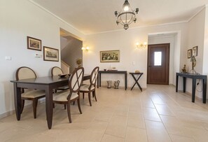 Dining - Alex & Billy House by  RentalsPro Services (Flogita)