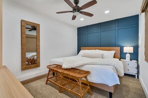 Travel crib, WiFi, bed sheets