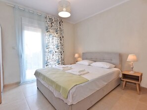 2 bedrooms, WiFi, bed sheets - Fotinia Beach House Ground Floor by RentalsPro (Paralia Dionisiou)