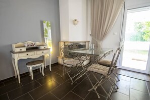 Dining - Sunlight  Maisonette by RentalsPro (Nikiti)