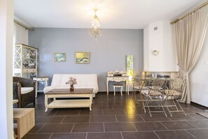 TV - Sunlight  Maisonette by RentalsPro (Nikiti)