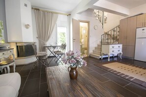 TV - Sunlight  Maisonette by RentalsPro (Nikiti)
