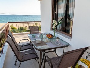 Outdoor dining - Dimi Seafront Αpartment by Rentals Pro (Nea Moudania)