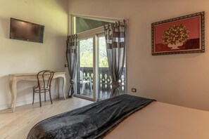 Een strijkplank/strijkijzer, wifi, beddengoed