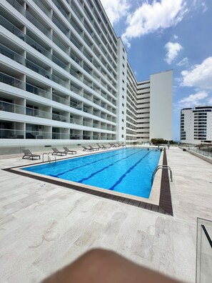 Pool - The Suite Thirteen is a modern, minimalist apartment suite for short-term stays (Cartagena de Indias)
