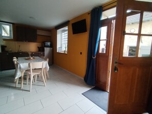 Dining - Hedonist Gîte 1 – Ground Floor, Accessible for Reduced Mobility (Herpy-l'Arlésienne)