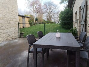 Outdoor dining - Hedonist Gîte 1 – Ground Floor, Accessible for Reduced Mobility (Herpy-l'Arlésienne)