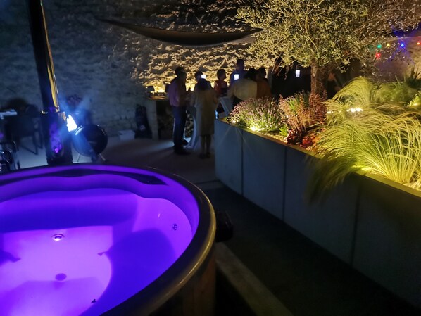 Indoor spa tub