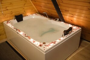 Badezimmer | Dusche, Haartrockner, Handtücher, Seife