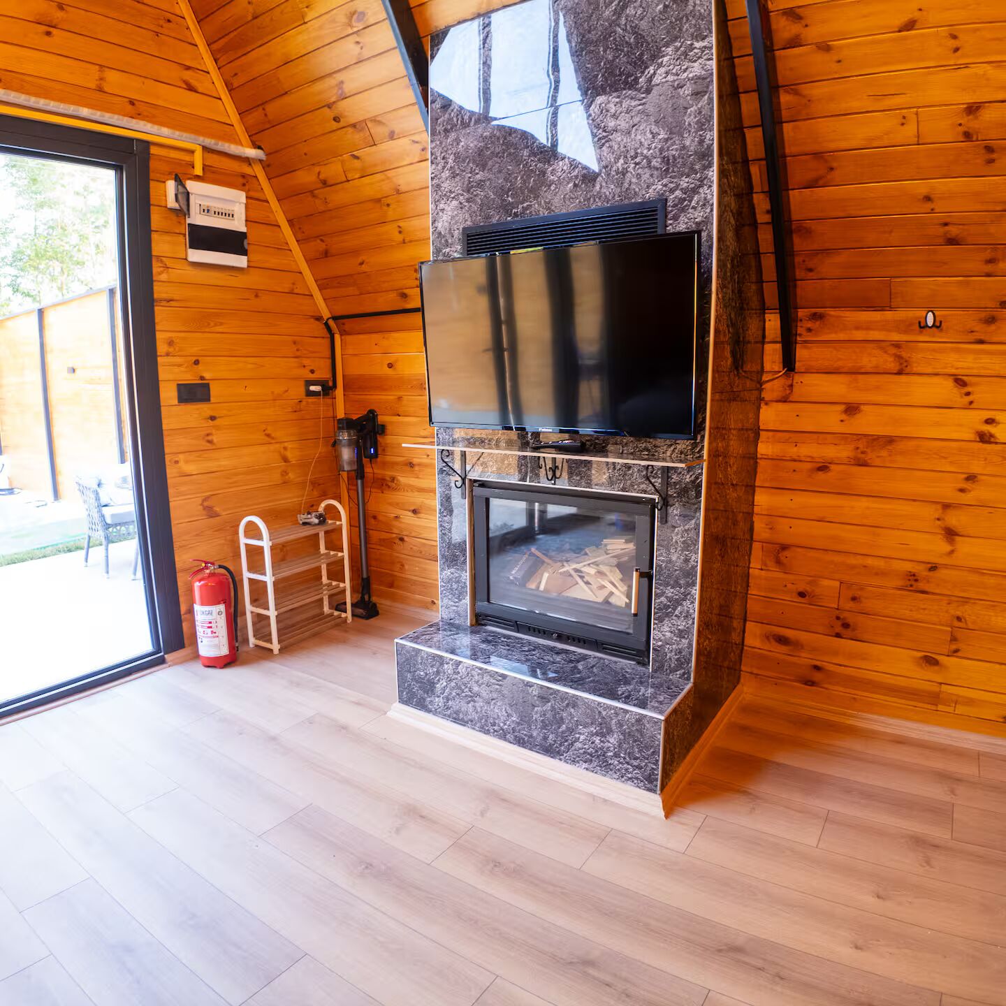 55-Zoll-LCD-Fernseher mit Digitalempfang, Kamin