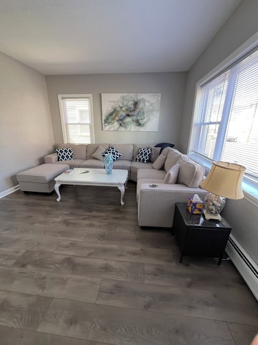 2-bedroom apt. Seaside Park. Beach Block. Sleeps 5. 4 Beach Badges. Yard. Grill.