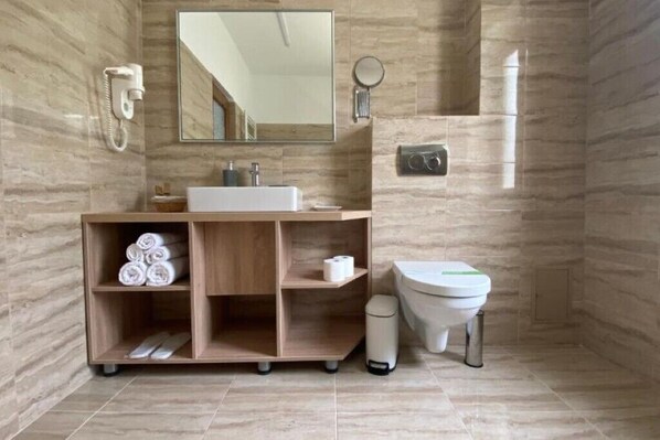 Shower, hair dryer, towels, shampoo