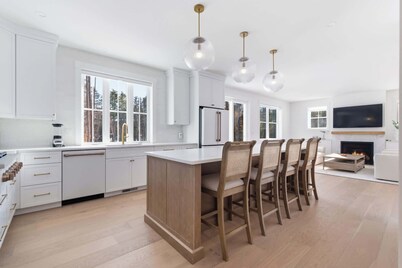Close to Beach • Fire Pit • Ping Pong • Sleeps 10