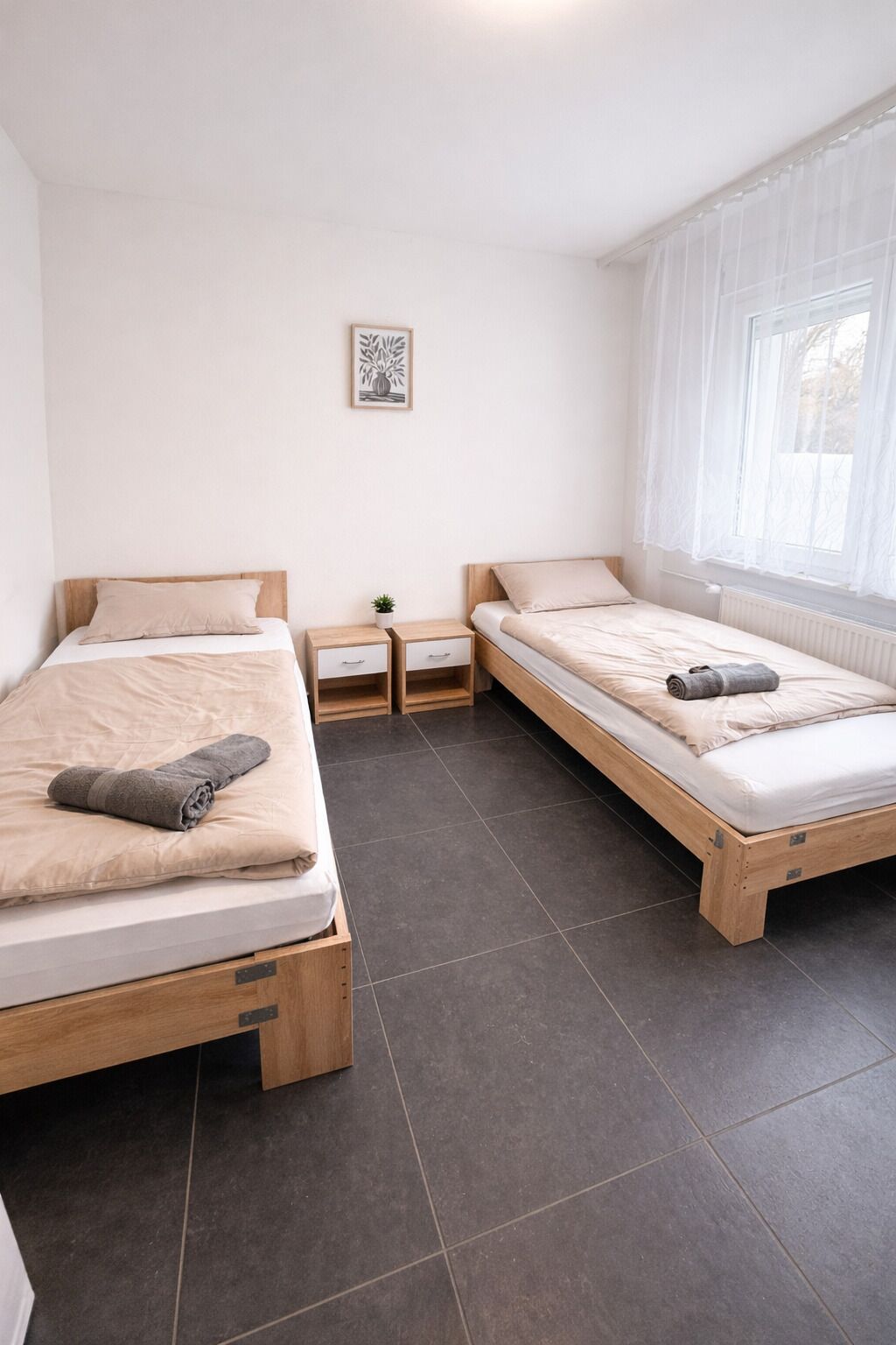 Habitación básica con 2 camas individuales