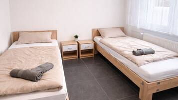 Habitación básica con 2 camas individuales