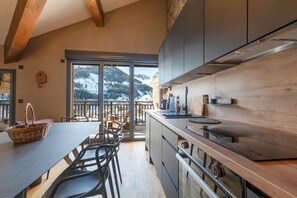 Kühlschrank, Ofen, Geschirrspüler, Wasserkocher mit Kaffee-/Teezubehör