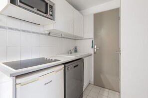 Kylskåp, mikrovågsugn, ugn och diskmaskin