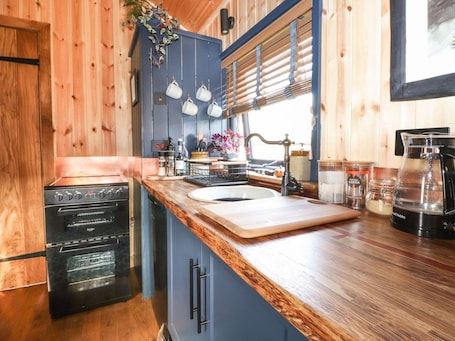 Cookware/dishes/utensils. Dunfell Shepherd's Hut