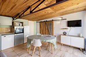 Dining - Chalet "De Ferme - Spa - Gironde" with Private Terrace, Wi-Fi, and Air Conditioning (Les Églisottes-et-Chalaures)