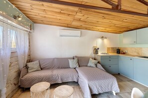 Living area - Chalet "De Ferme - Spa - Gironde" with Private Terrace, Wi-Fi, and Air Conditioning (Les Églisottes-et-Chalaures)