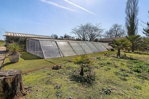 Property grounds - Chalet "De Ferme - Spa - Gironde" with Private Terrace, Wi-Fi, and Air Conditioning (Les Églisottes-et-Chalaures)