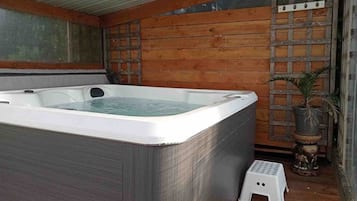 Indoor spa tub