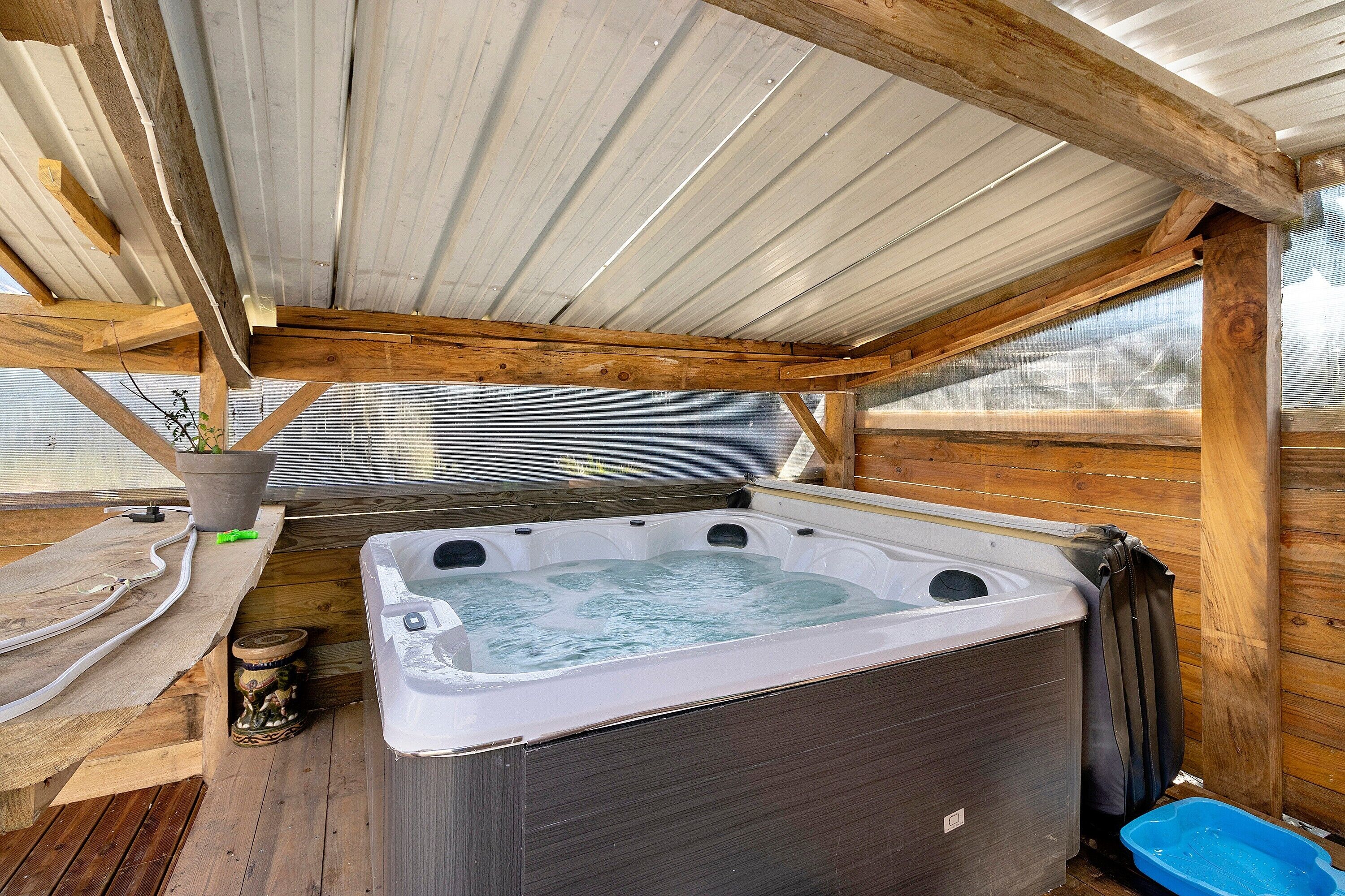 Indoor spa tub