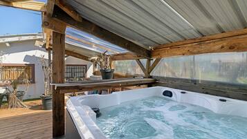 Outdoor spa tub