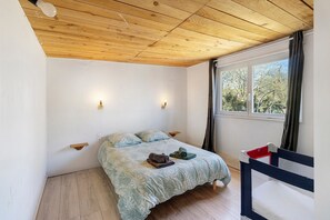 Room - Chalet "De Ferme - Spa - Gironde" with Private Terrace, Wi-Fi, and Air Conditioning (Les Églisottes-et-Chalaures)