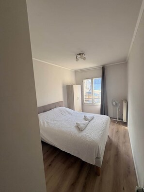 2 chambres, fer et planche à repasser, draps fournis