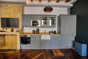 Refrigerador, microondas, horno y lavavajillas 